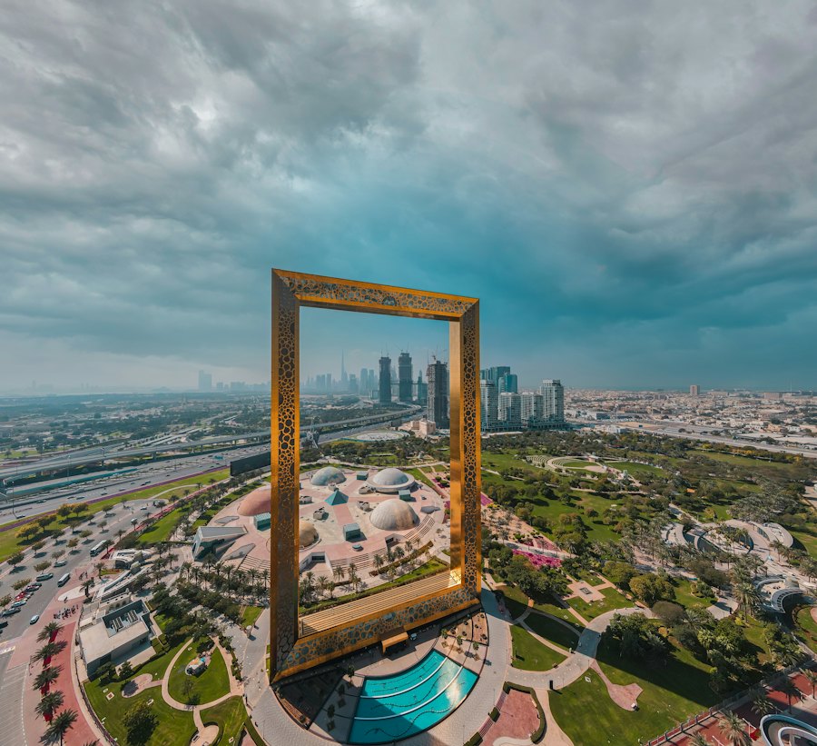 Dubai Frame giữa công viên, phía sau là thành phố Dubai